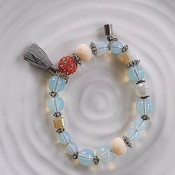 Mixed bead tassle charm stretch bracelet - Picture 3 of 4